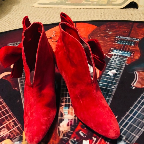 Fabulous Bijou Red Suede Bow Heels! - Picture 13 of 14